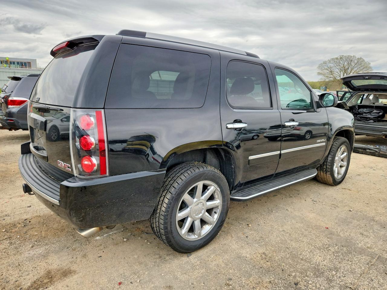 2011 GMC Yukon VIN 1GKS2EEFXBR365589 photo 3