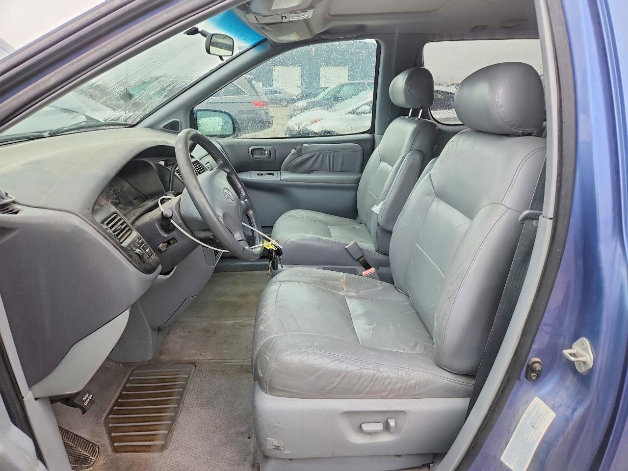 1999 Toyota Sienna VIN 4T3ZF13C6XU163890 photo 7