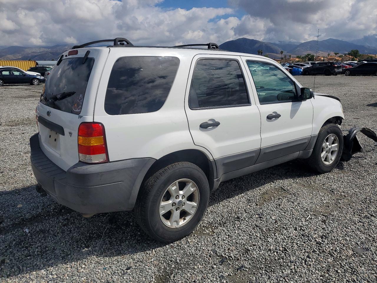 2007 Ford Escape VIN 1FMYU93107KA60001 photo 3
