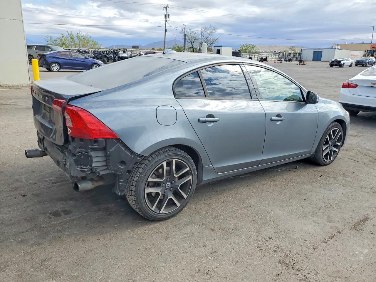 2017 Volv S60 VIN YV126MFL7H2424026 photo 3