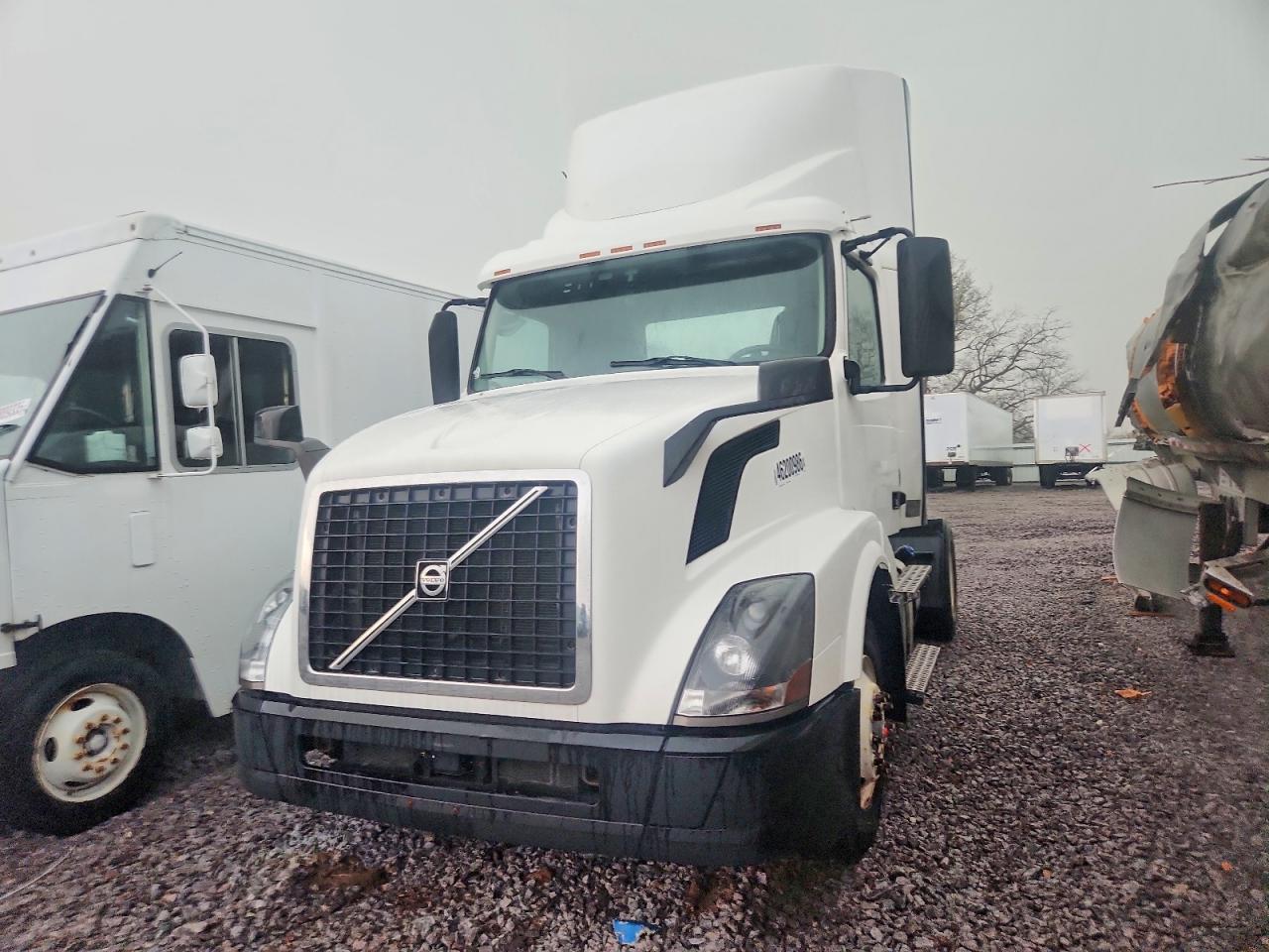 2018 Volvo Vn VIN 4V4N39TG9JN892705 photo 2