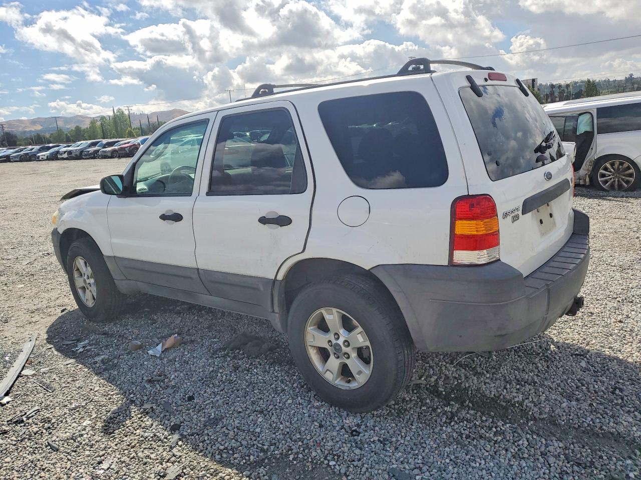 2007 Ford Escape VIN 1FMYU93107KA60001 photo 2