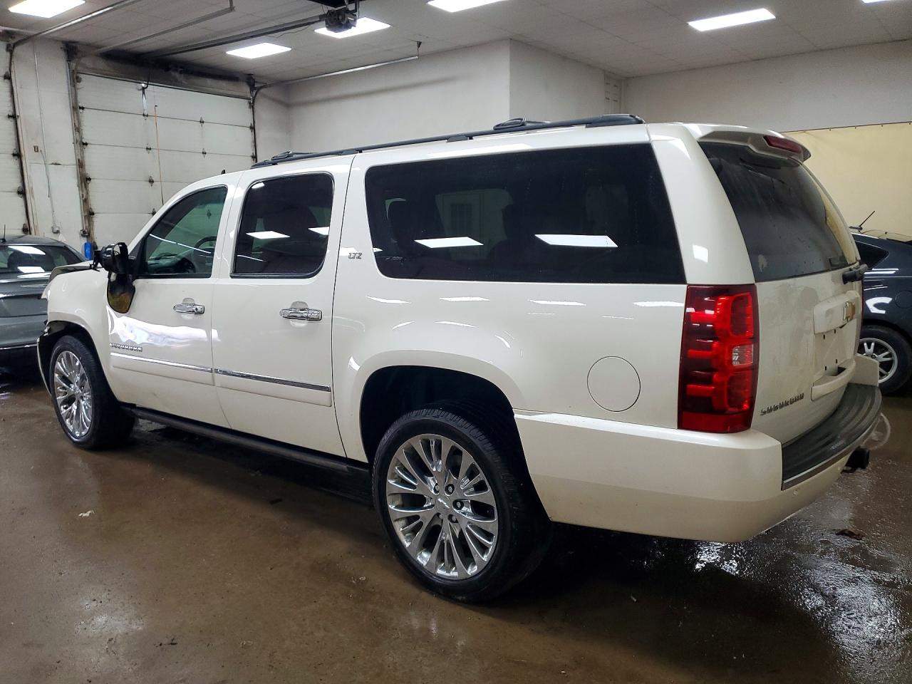 2014 Chevrolet Suburban VIN 1GNSKKE7XER164189 photo 2