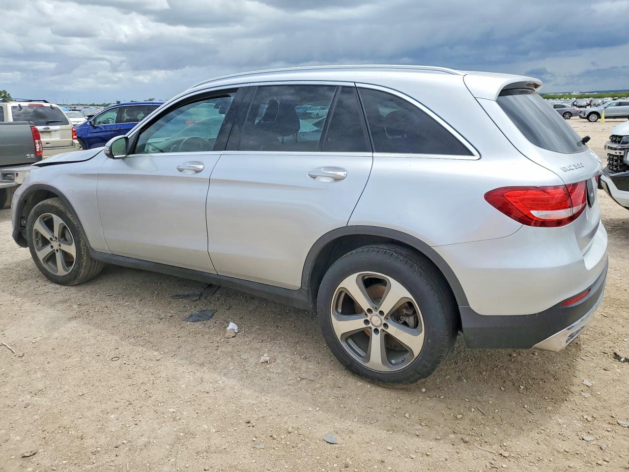2016 Mercedes-Benz Glc class VIN WDC0G4JB1GF106154 photo 2