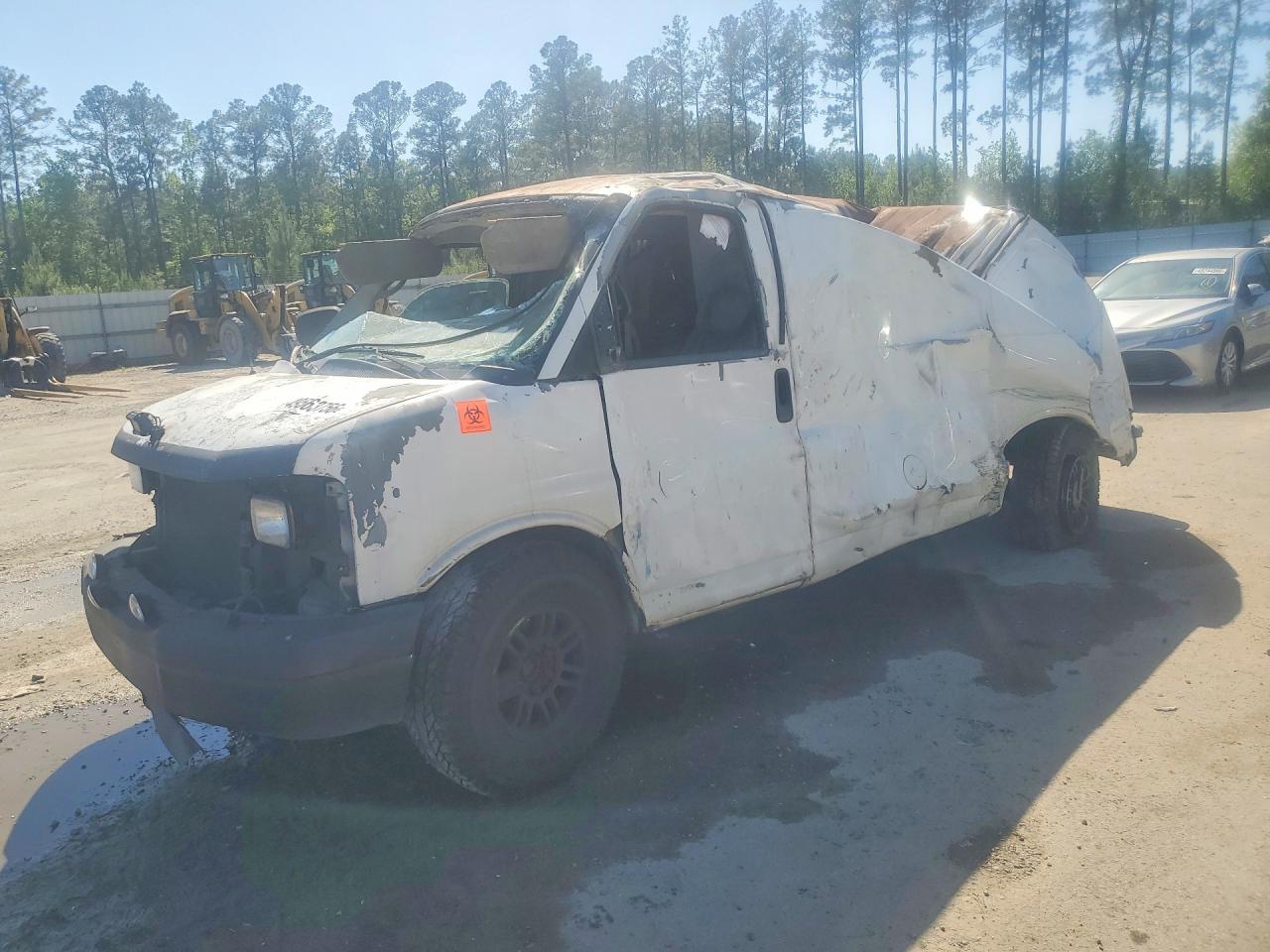 2005 Chevrolet Express VIN 1GCFG15X951140549 photo 1