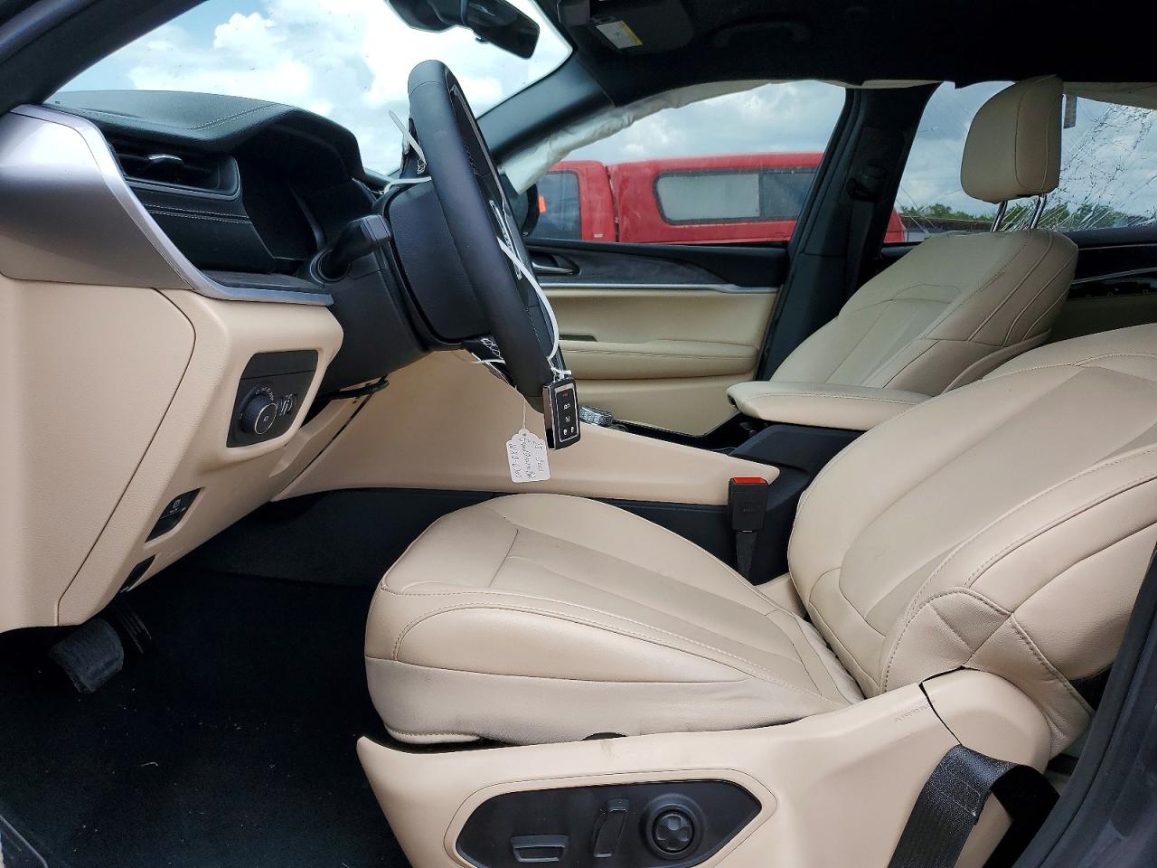 2025 Jeep Cherokee VIN 1C4RJJBG9S8724018 photo 7