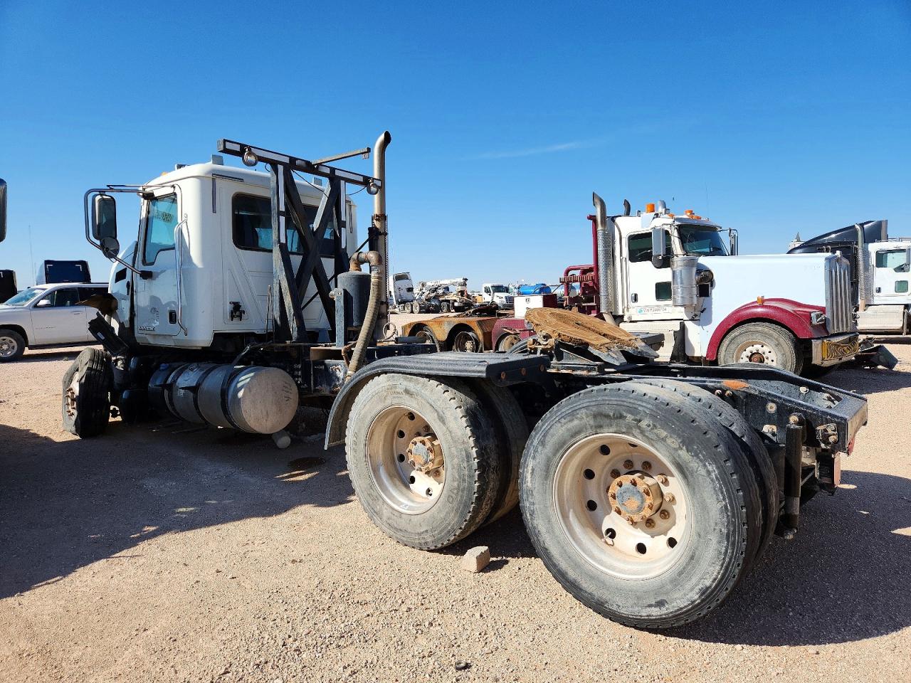 2018 MACK All models VIN 1M1AN09Y3JM027265 photo 3