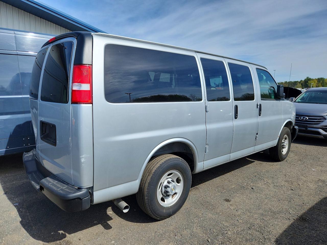 2025 CHEVROLET Express VIN 1GAWGEFP2S1262583 photo 3