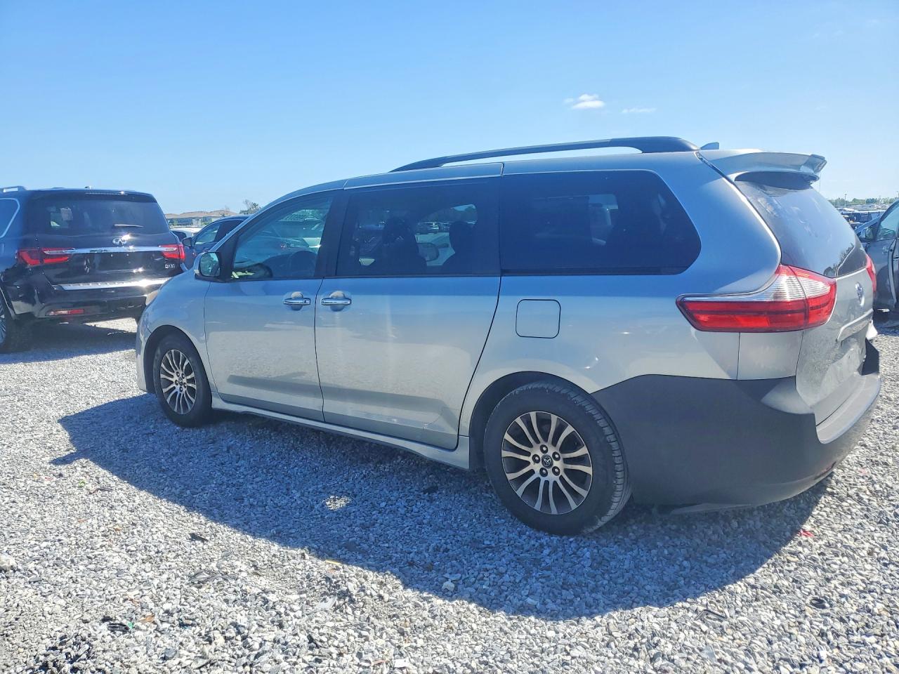 2019 Toyota Sienna VIN 5TDYZ3DC4KS993128 photo 2