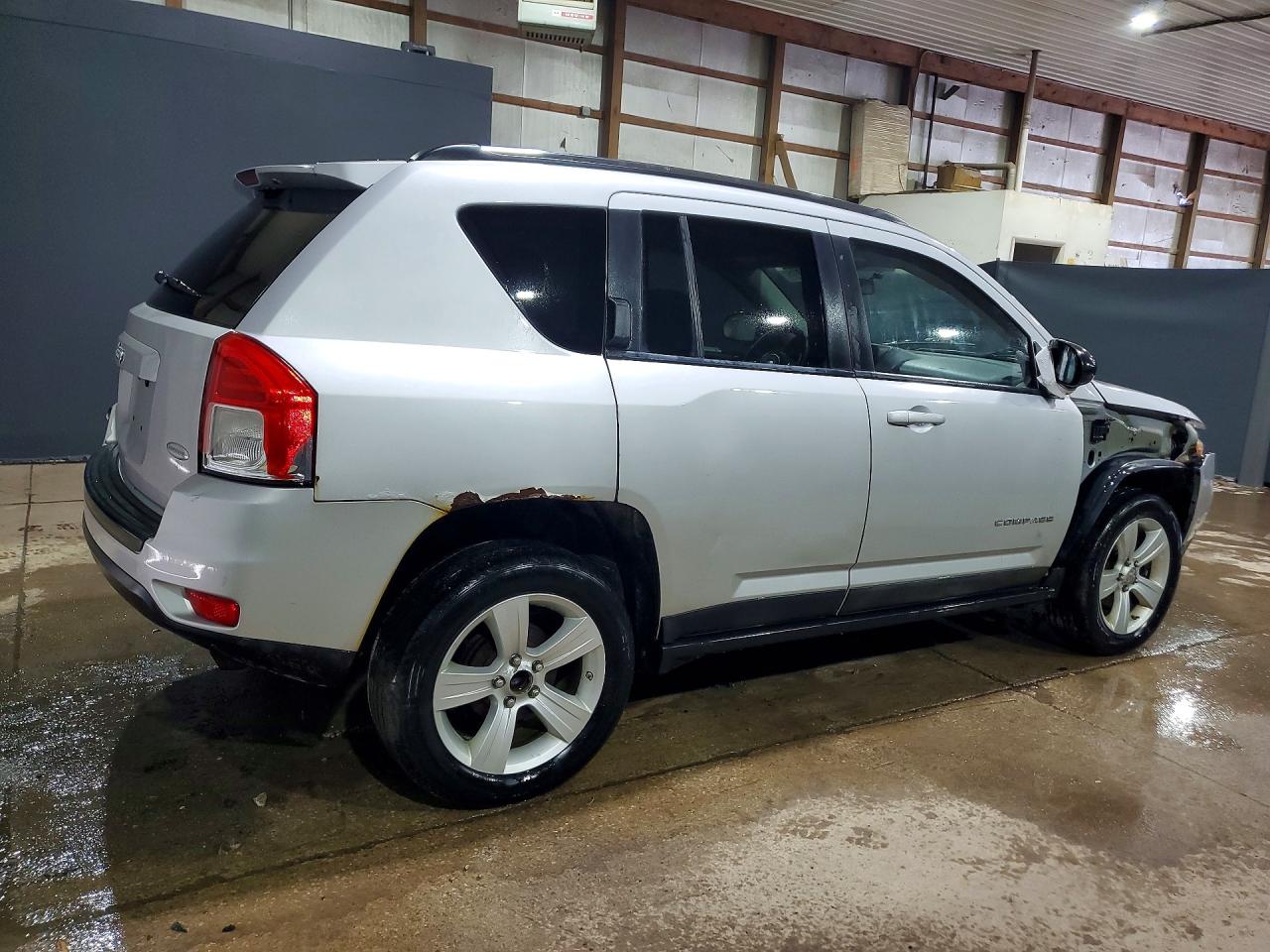 2011 Jeep Compass VIN 1J4NT1FA0BD137528 photo 3