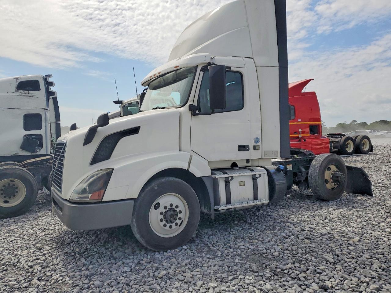 2017 Volvo Vn VIN 4V4N39TG3HN988064 photo 2