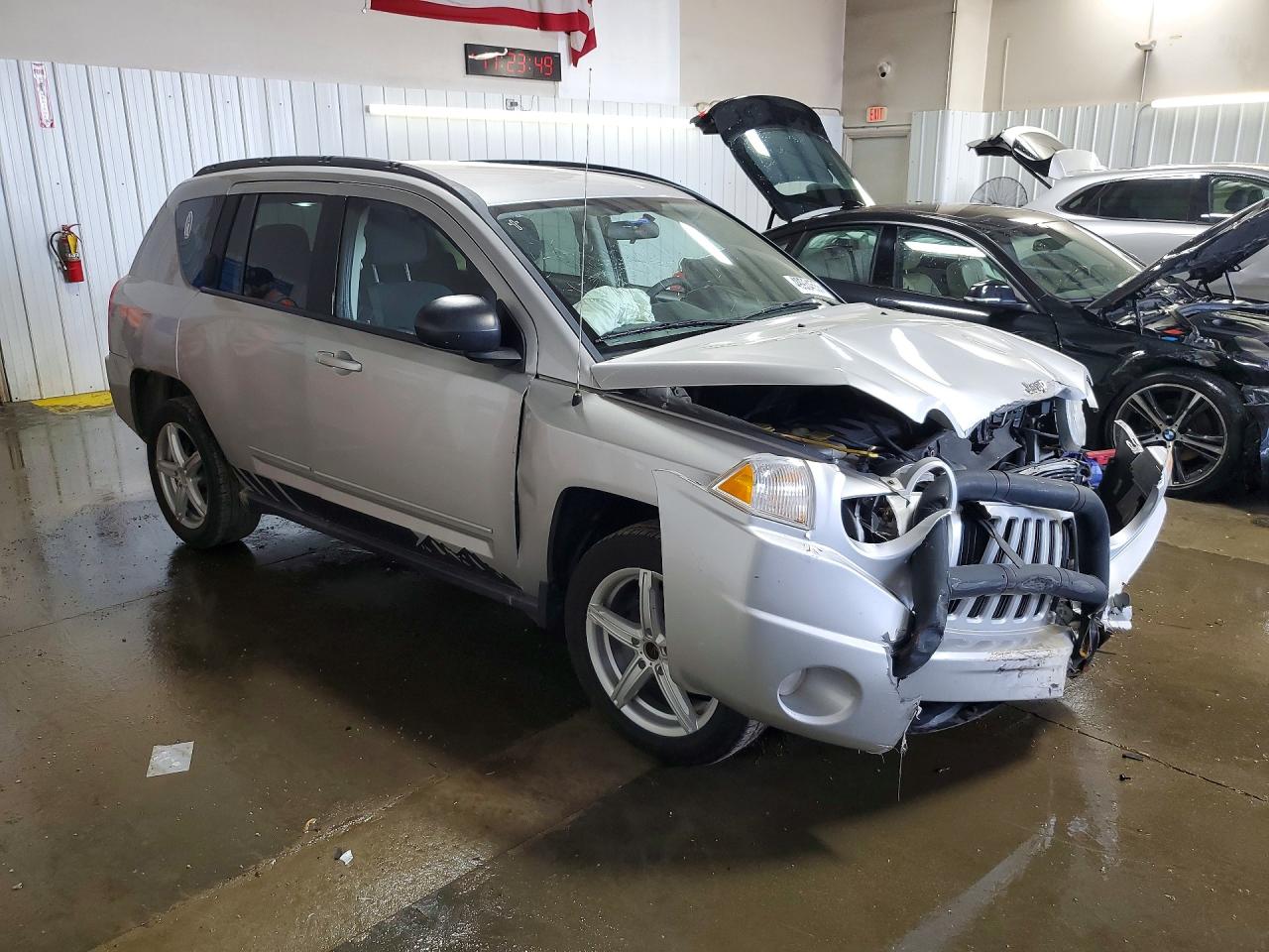 2010 Jeep Compass VIN 1J4NF4FB8AD517913 photo 4