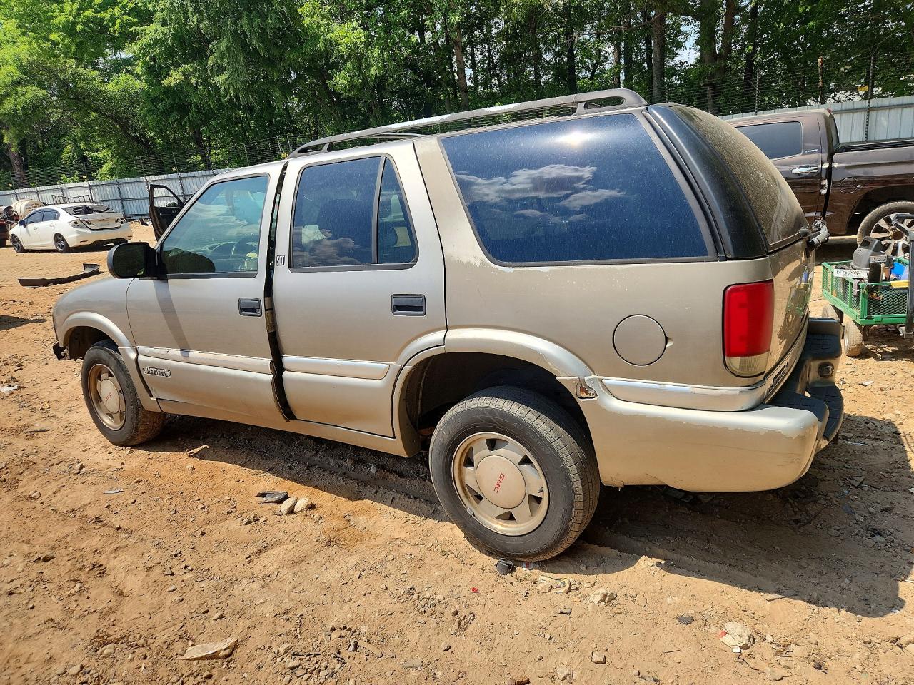1999 GMC Jimmy VIN 1GKCS13W0X2501969 photo 2