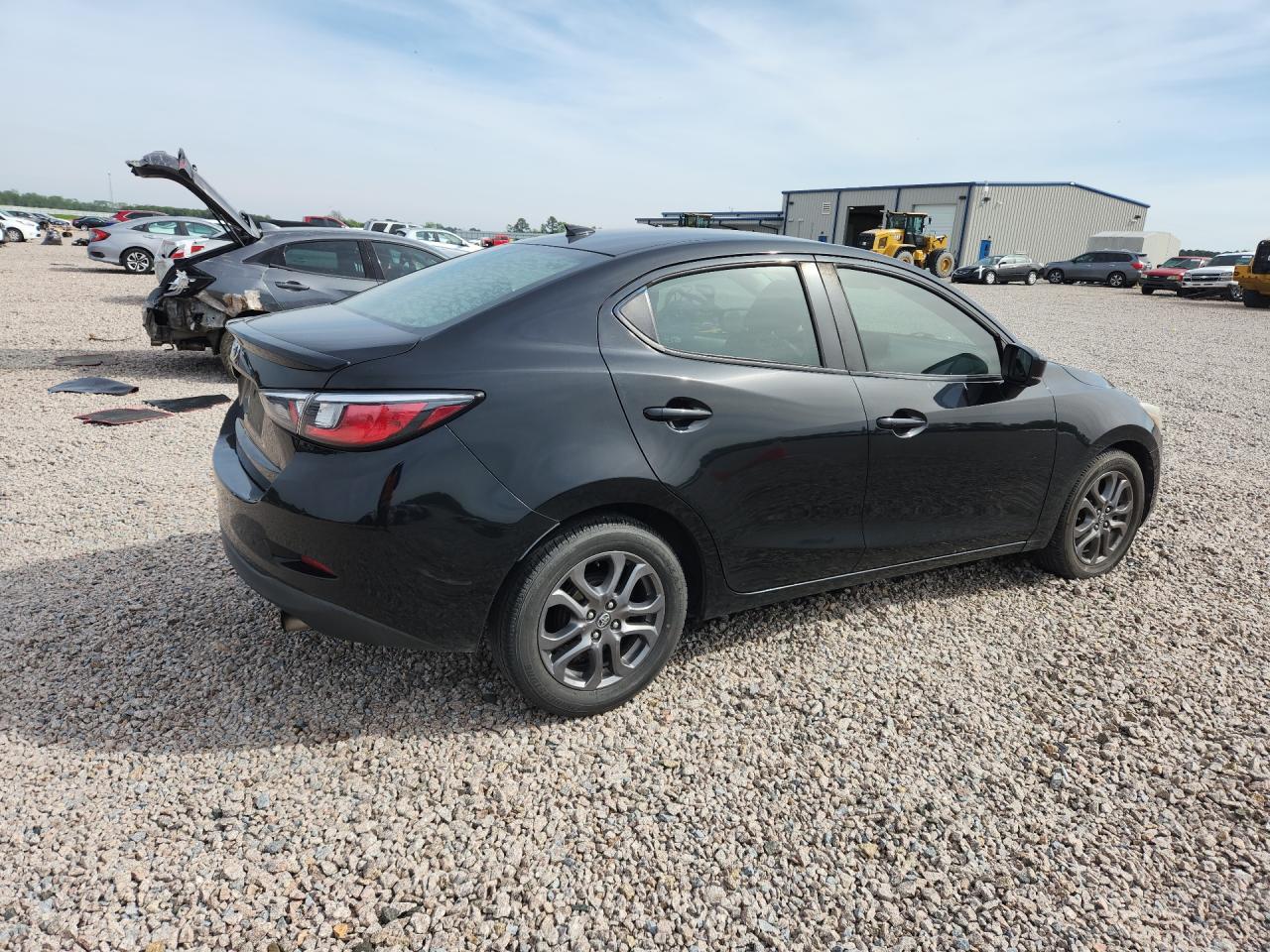 2019 Toyota Yaris VIN 3MYDLBYV2KY513541 photo 3