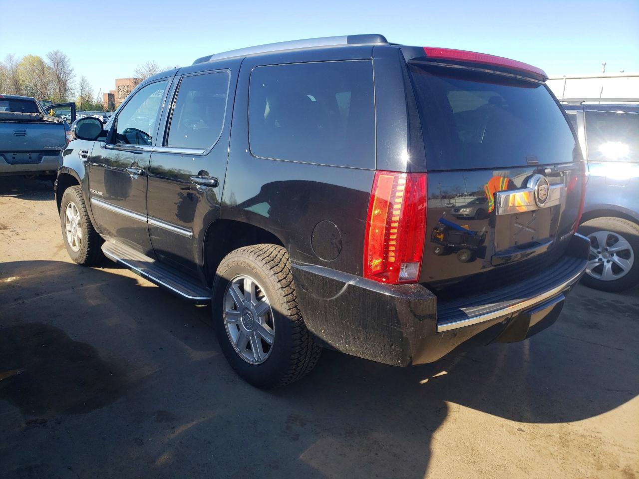 2014 Cadillac Escalade VIN 1GYS4AEF4ER104990 photo 2