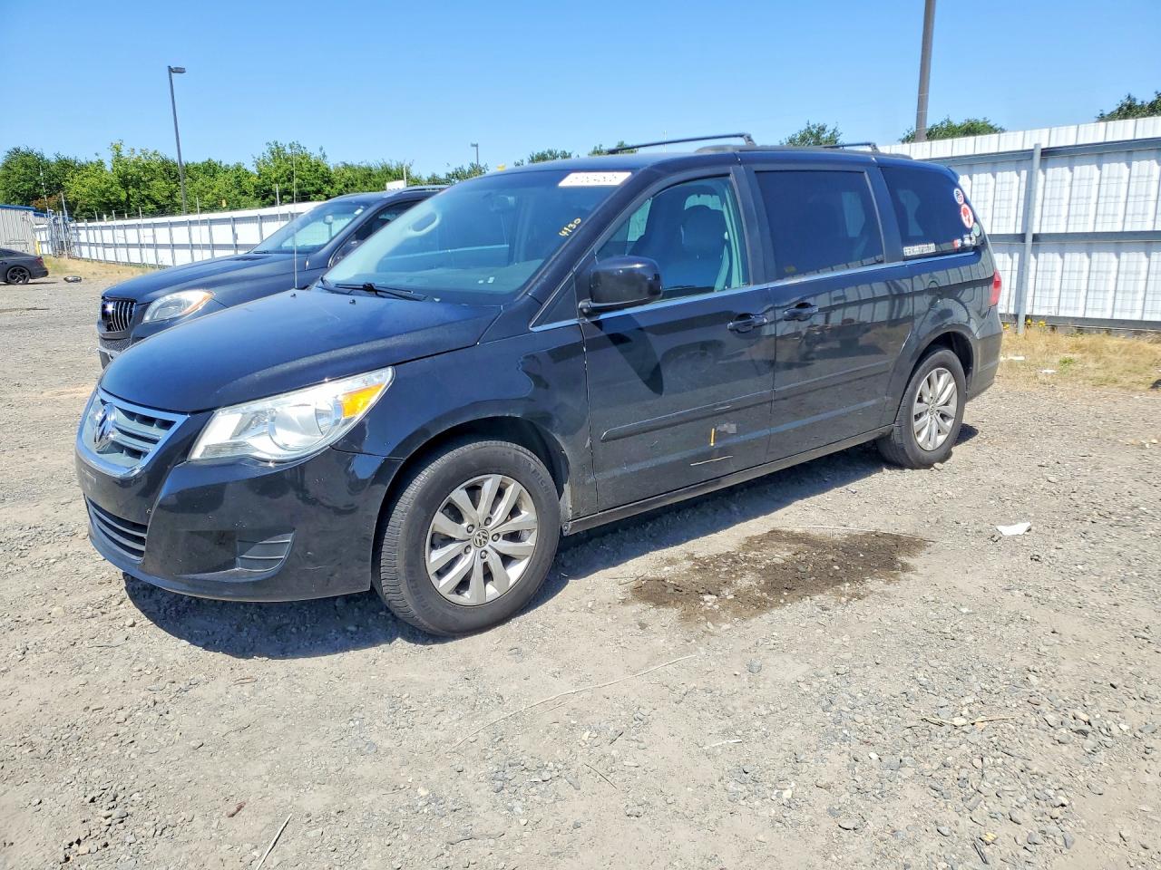 2013 Routan VIN 2C4RVABG2DR724728 photo 1