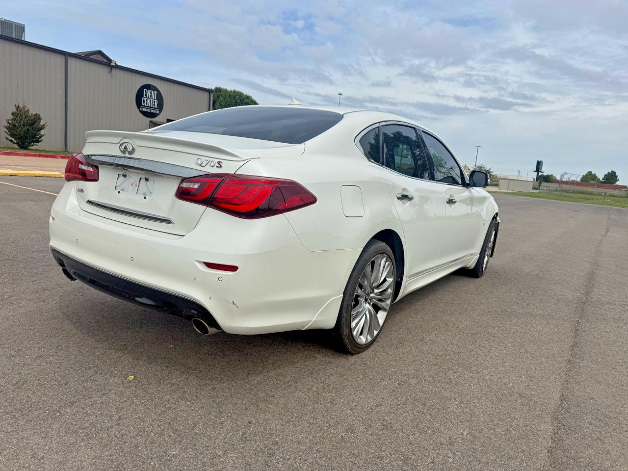 2018 Infiniti Q70 VIN JN1BY1AR2JM220919 photo 4