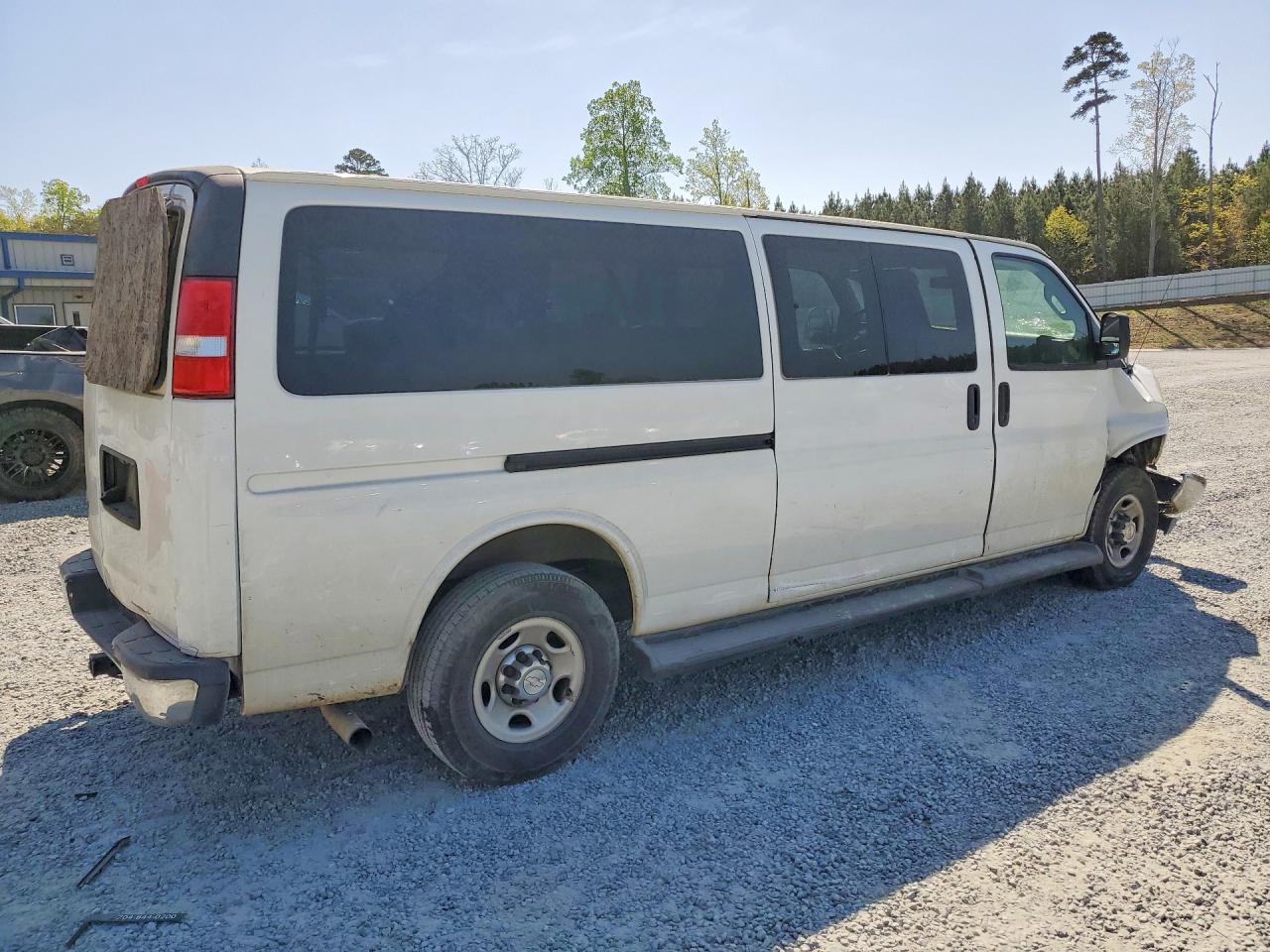 2020 Chevrolet Express VIN 1GAZGPFG3L1172269 photo 3