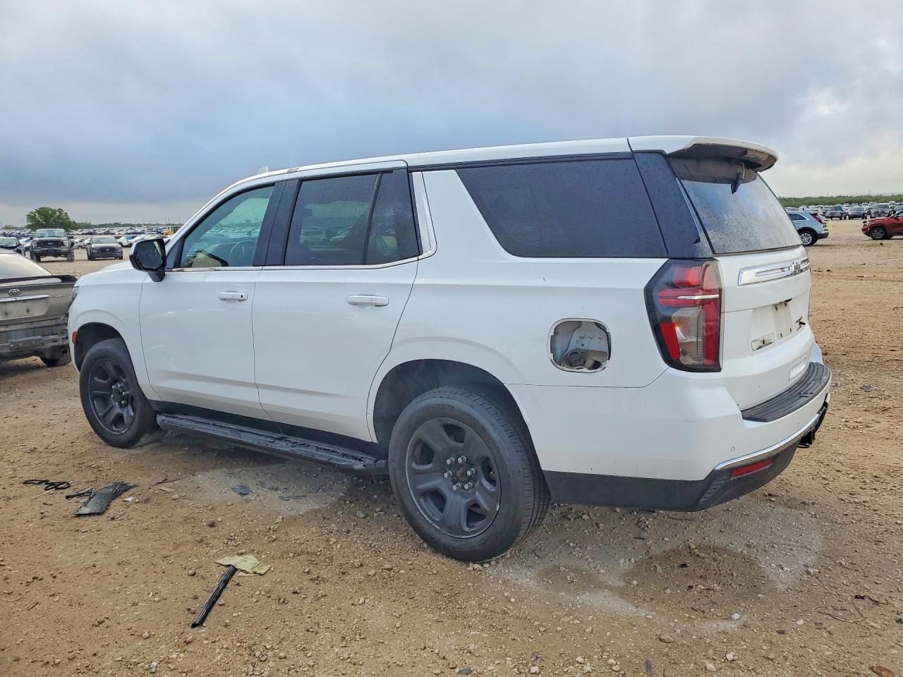 2022 Chevrolet Tahoe VIN 1GNSCLED9NR247864 photo 2