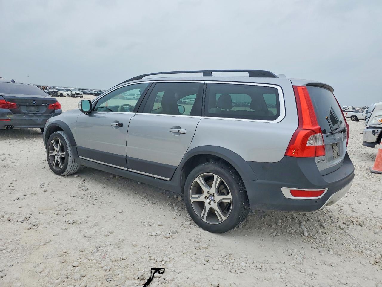 2013 Volvo Xc70 VIN YV4902BZ7D1161702 photo 2