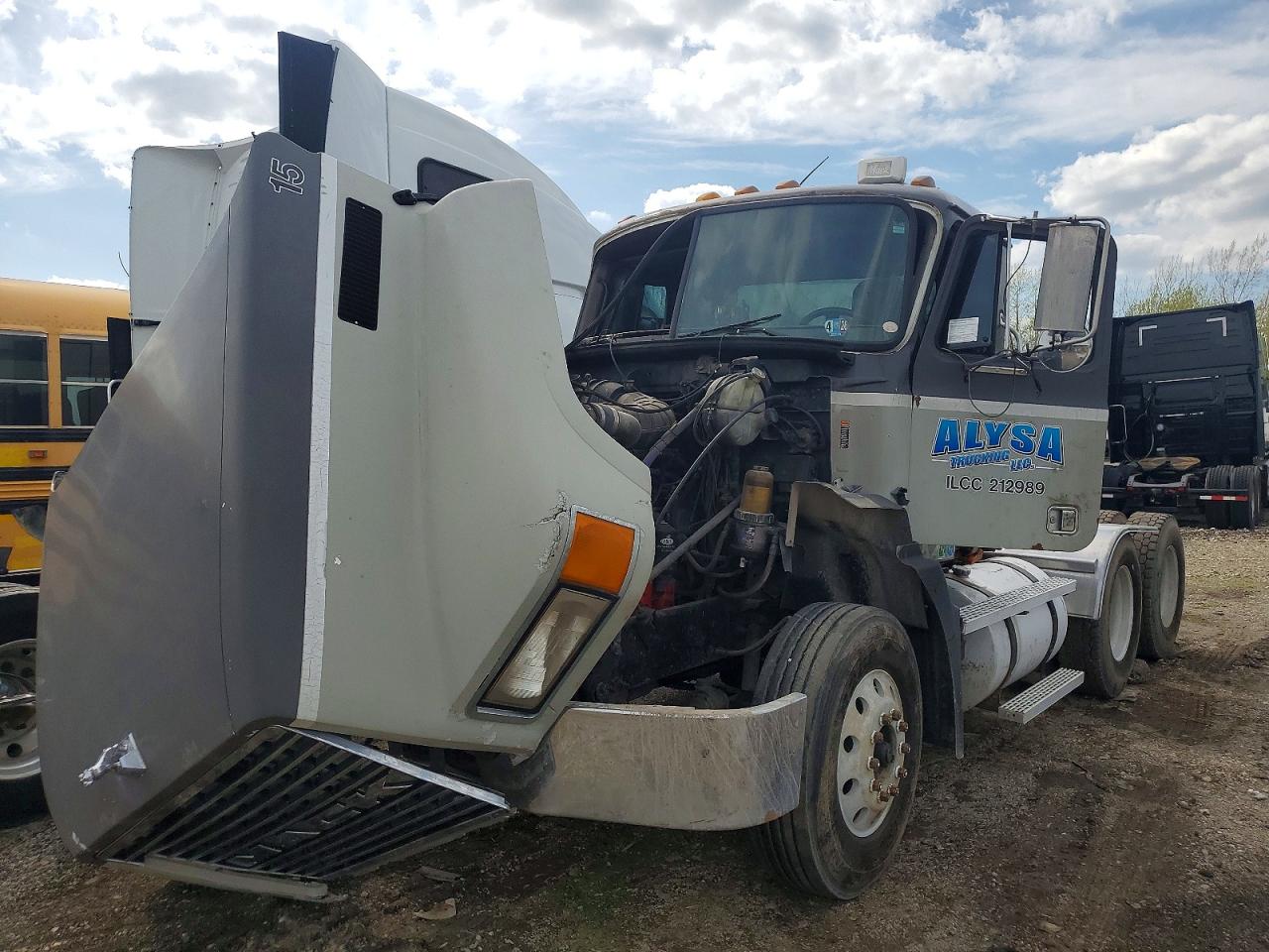 2001 MACK All other VIN 1M1AA13YX1W141536 photo 2
