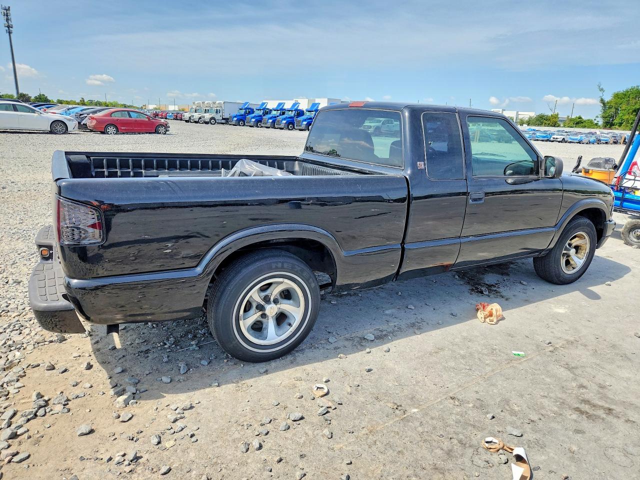2001 GMC Sonoma VIN 1GTCS19W718167639 photo 3