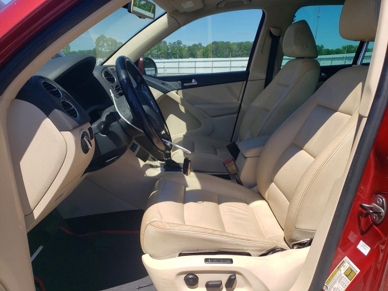 2011 Volkswagen Tiguan VIN WVGAV7AX2BW000832 photo 7