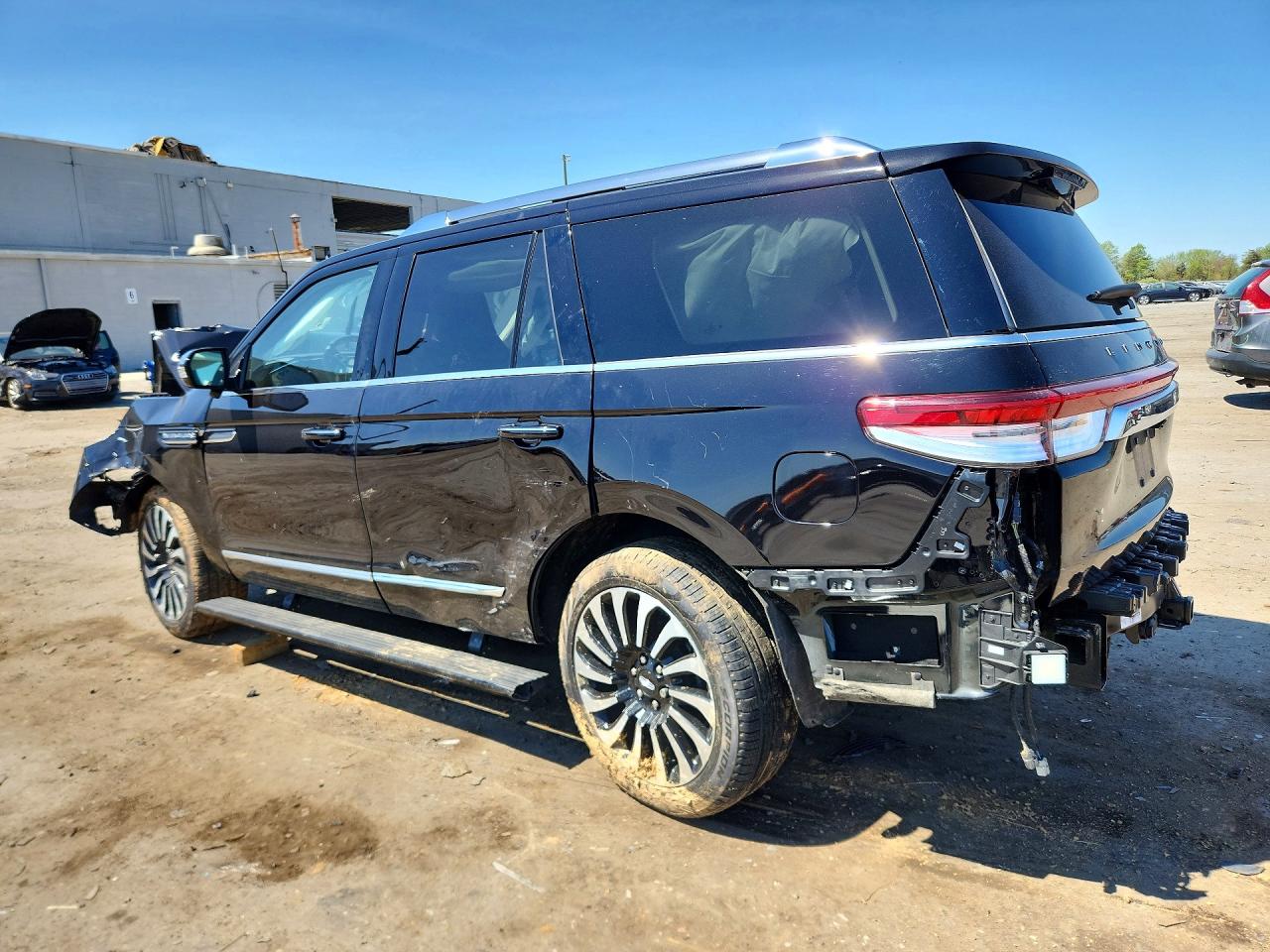2024 Lincoln Navigator VIN 5LMJJ2TG6REL19658 photo 2
