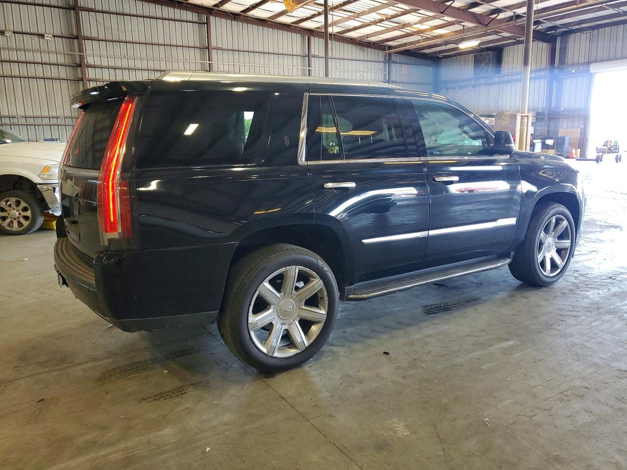2018 Cadillac Escalade VIN 1GYS4BKJ7JR395770 photo 3