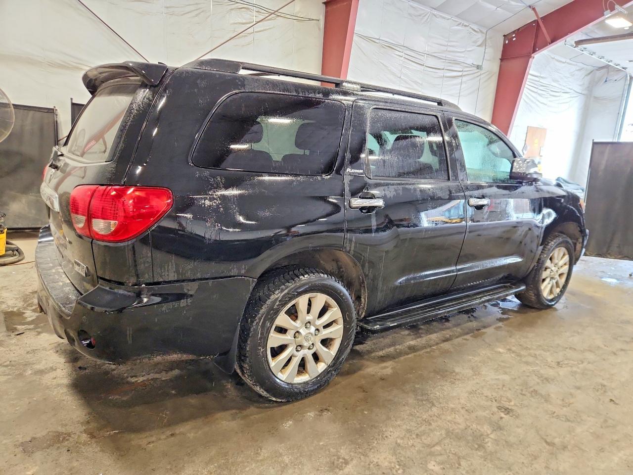 2011 Toyota Sequoia VIN 5TDDY5G10BS043307 photo 3