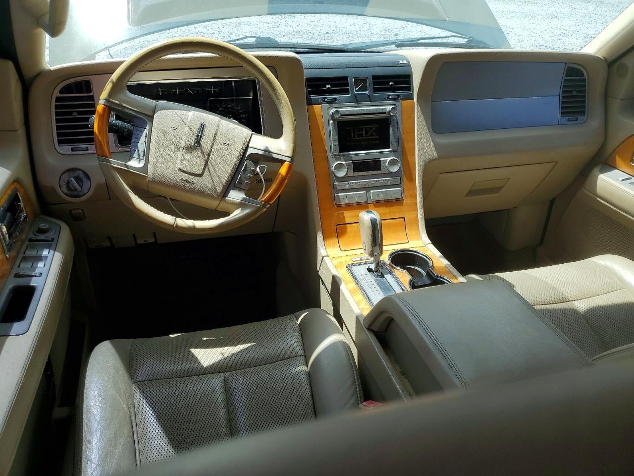 2010 Lincoln Navigator VIN 5LMJJ2H57AEJ10778 photo 8