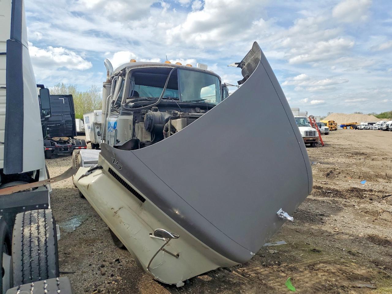 2001 MACK All other VIN 1M1AA13YX1W141536 photo 1
