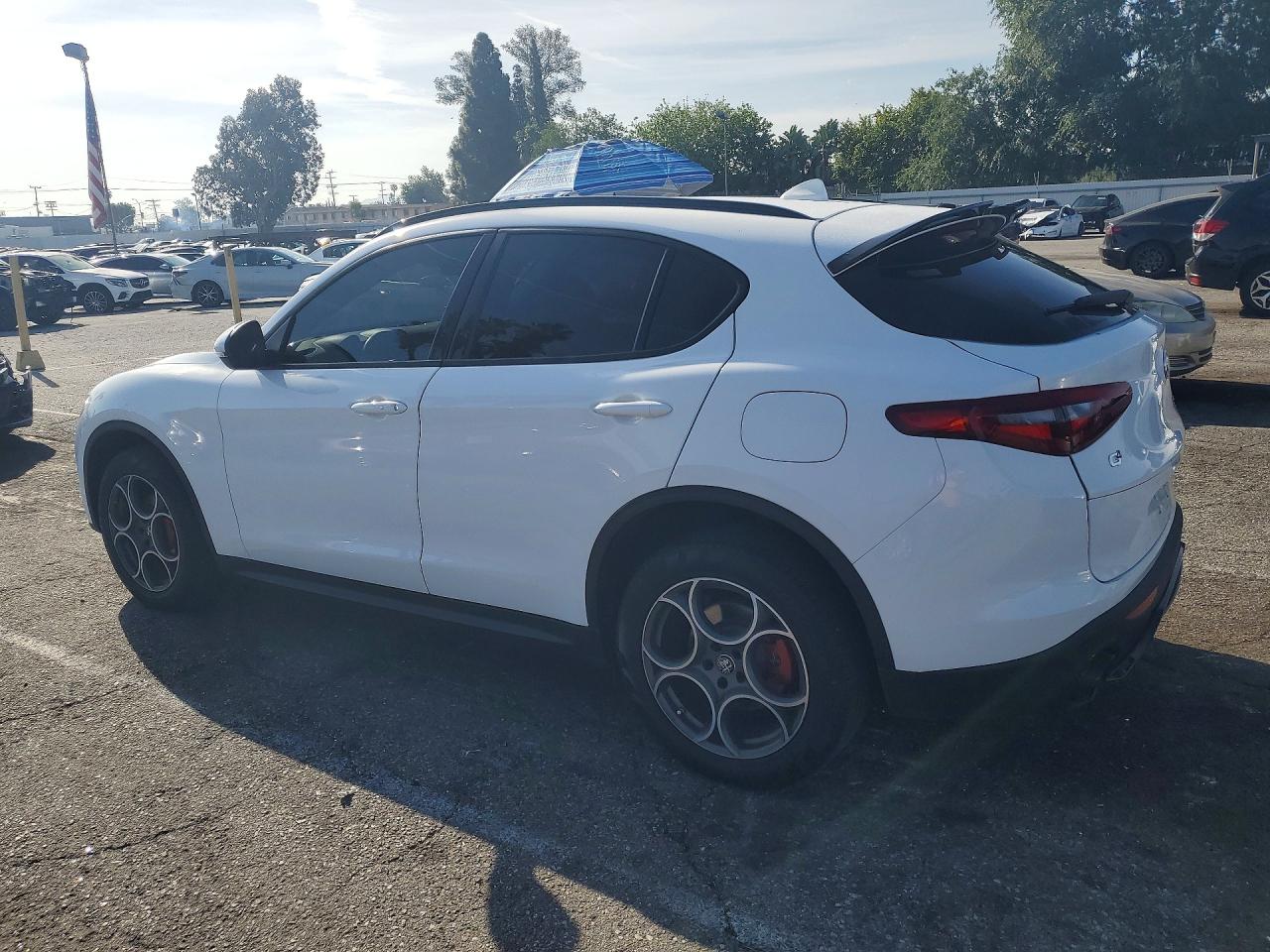 2022 Alfa Stelvio VIN ZASPAJAN8N7D44189 photo 2