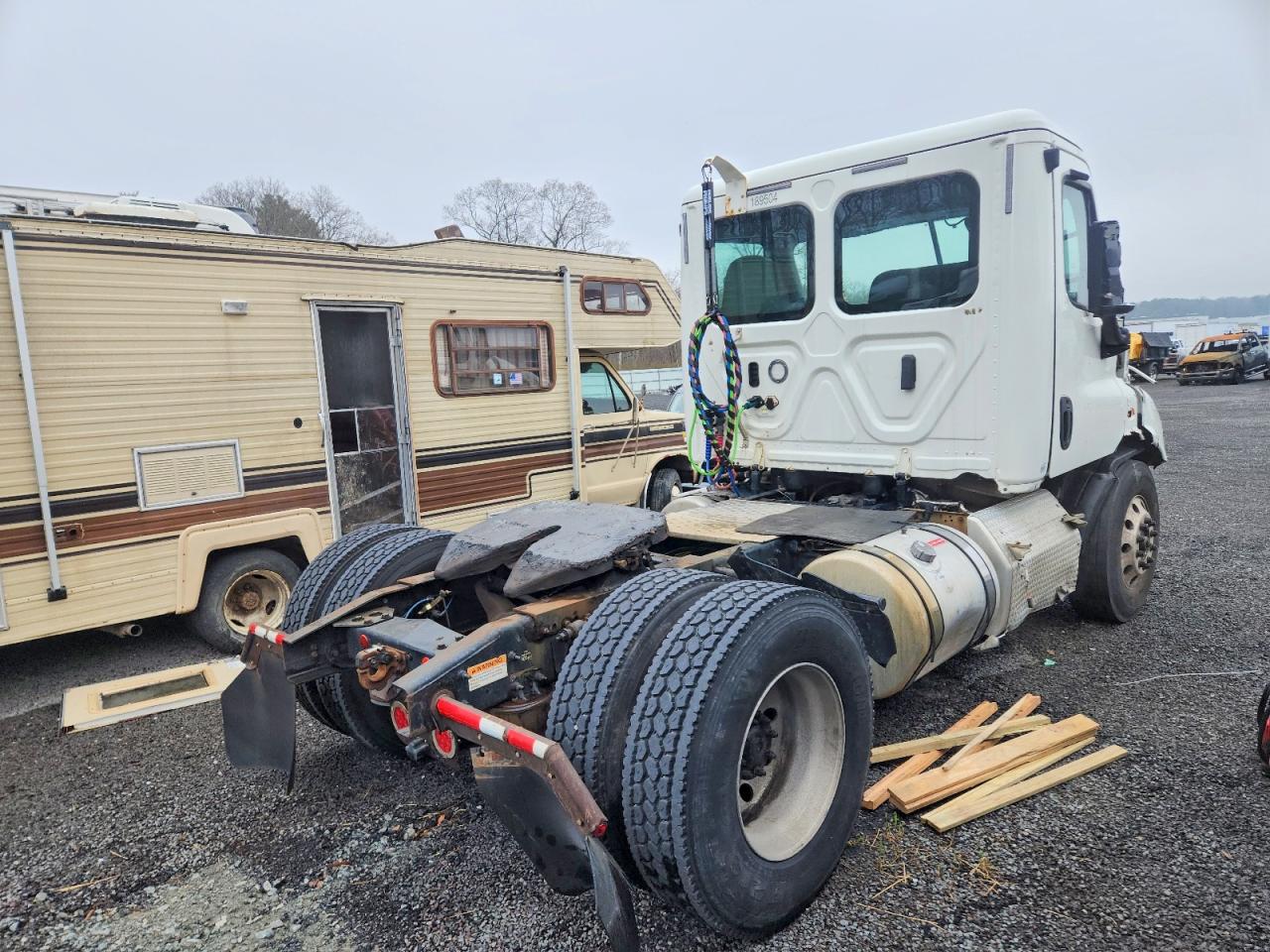 2018 FREIGHTLINER All other VIN 3AKBGADV7JDJU2444 photo 4
