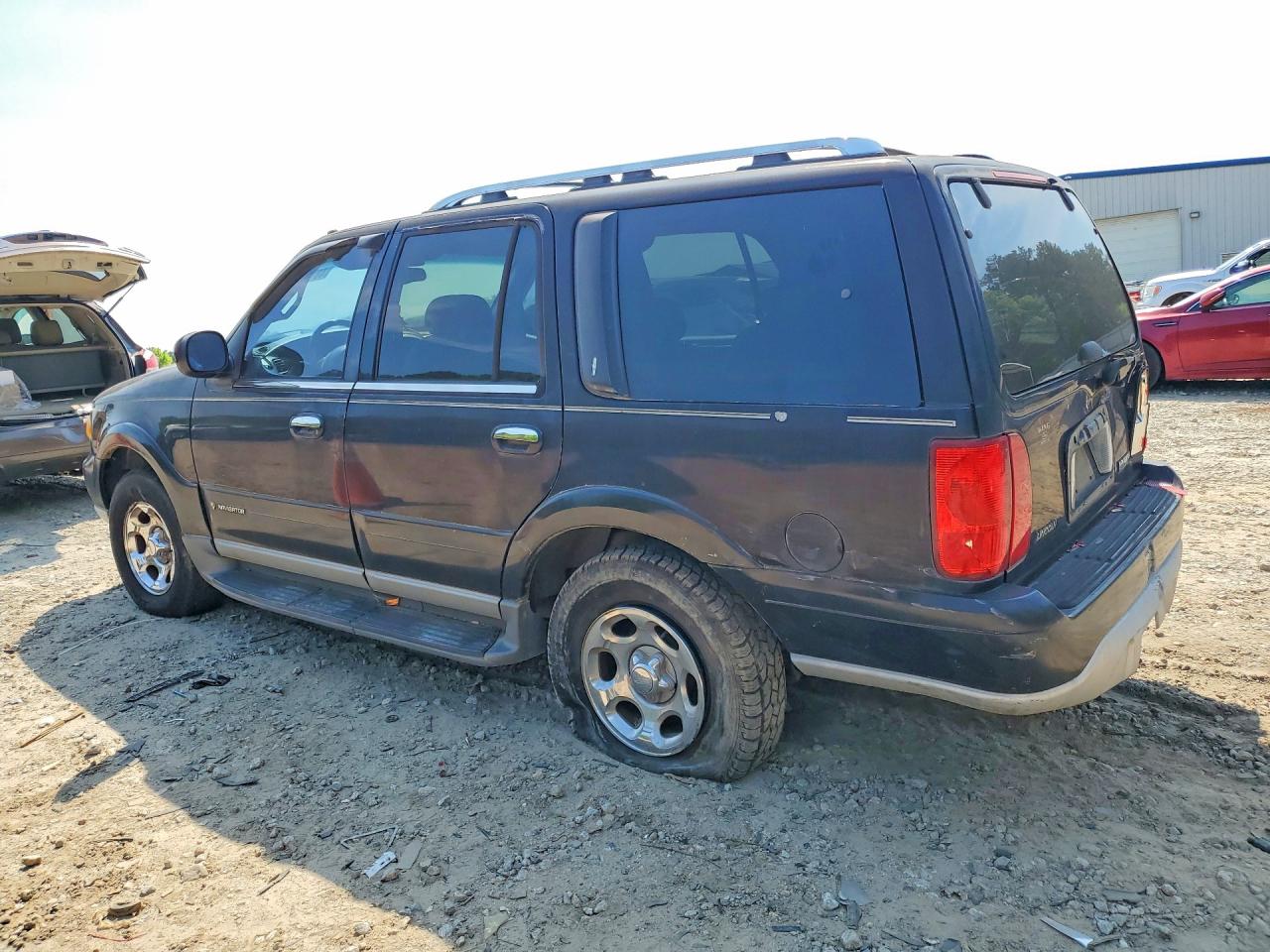 2000 Lincoln Navigator VIN 5LMPU28A9YLJ00290 photo 2