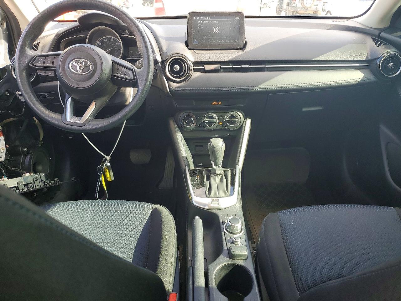 2019 Toyota Yaris VIN 3MYDLBYV7KY521733 photo 8