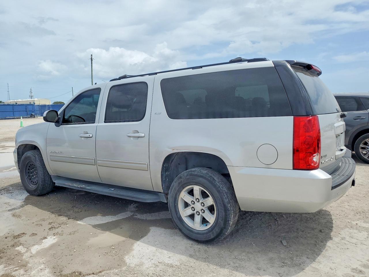 2011 GMC Yukon VIN 1GKS2KE36BR176734 photo 2