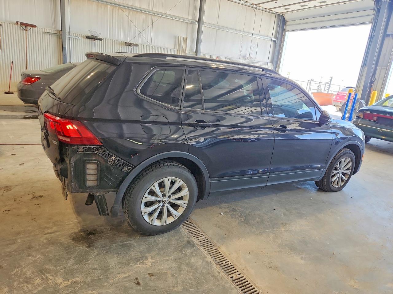 2018 Volkswagen Tiguan VIN 3VV1B7AX3JM019824 photo 3