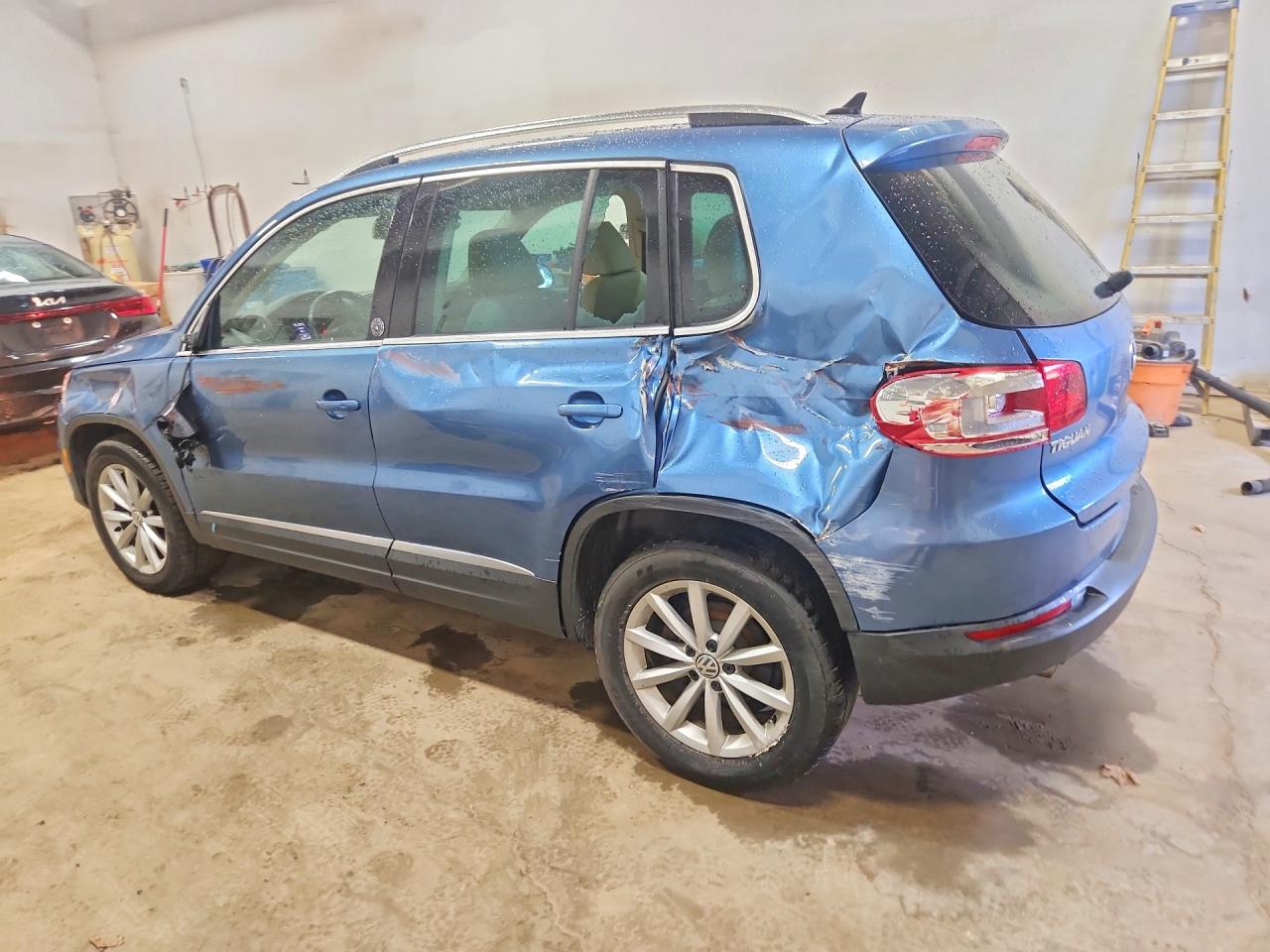2017 Volkswagen Tiguan VIN WVGRV7AX8HK025608 photo 2
