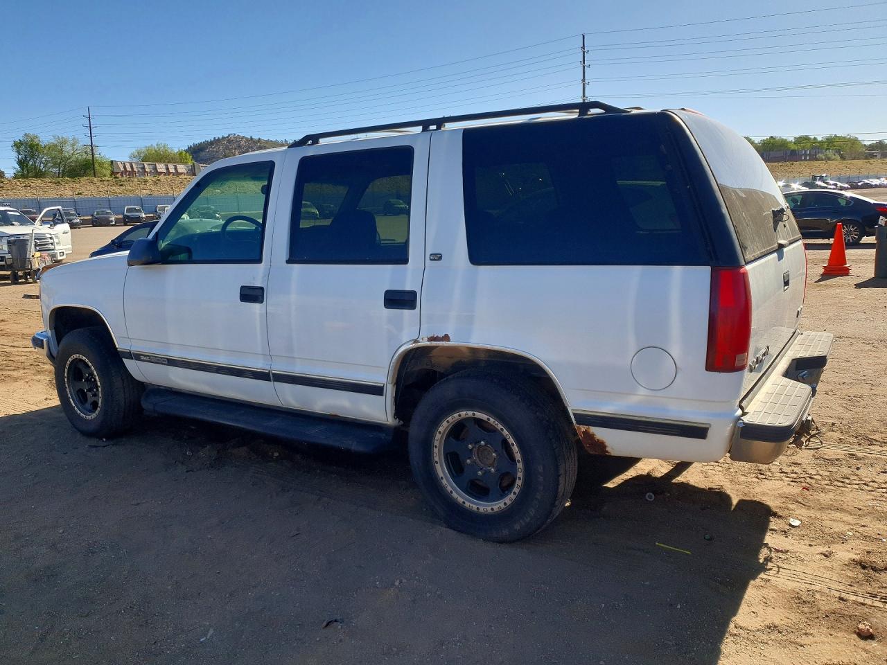 1998 GMC Yukon VIN 1GKEK13RXWJ721854 photo 2