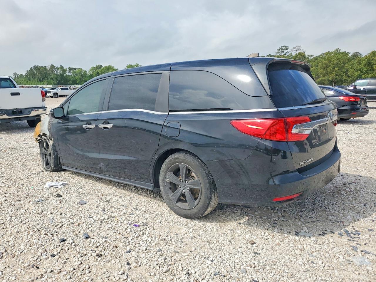 2018 Honda Odyssey VIN 5FNRL6H75JB006415 photo 2
