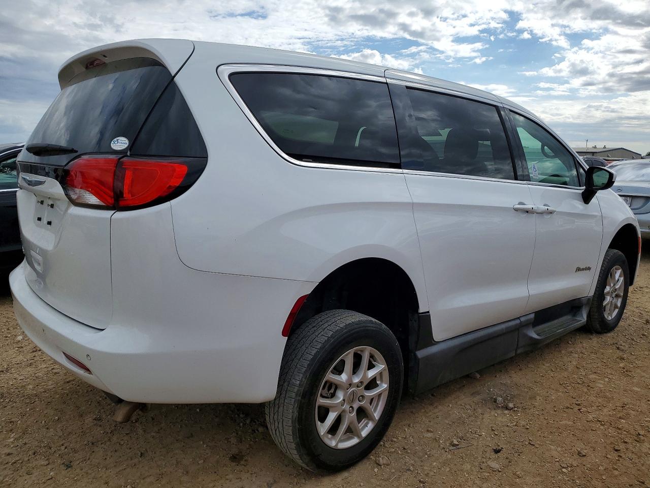 2022 Chrysler Minivan VIN 2C4RC1CGXNR105381 photo 3