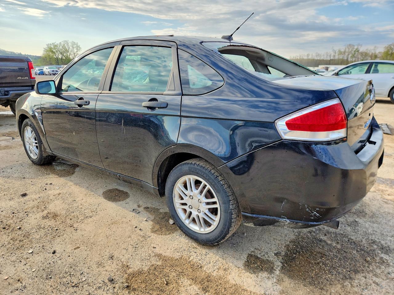 2008 Ford Focus VIN 1FAHP35N88W214138 photo 2