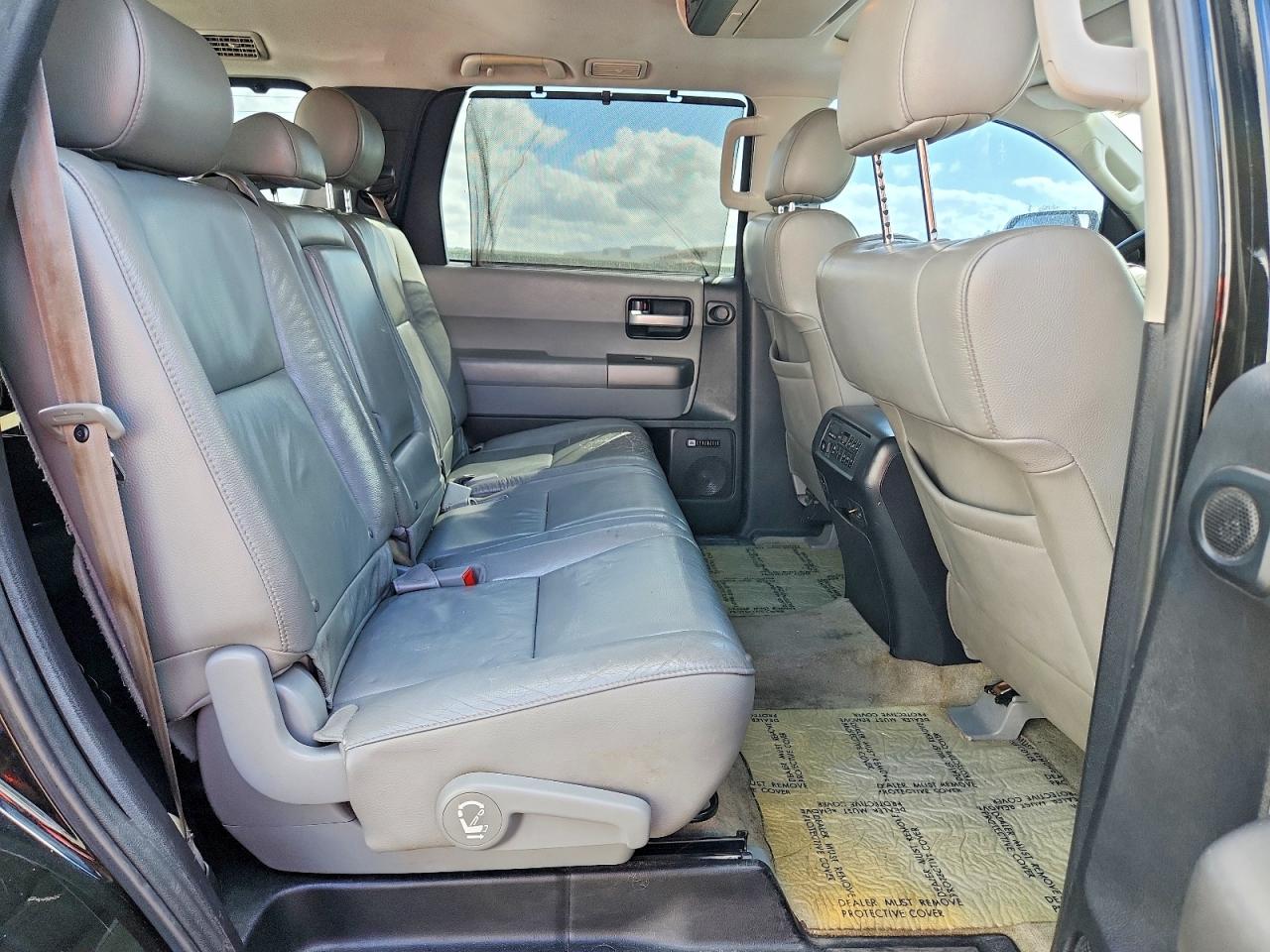 2011 Toyota Sequoia VIN 5TDJW5G1XBS052007 photo 11