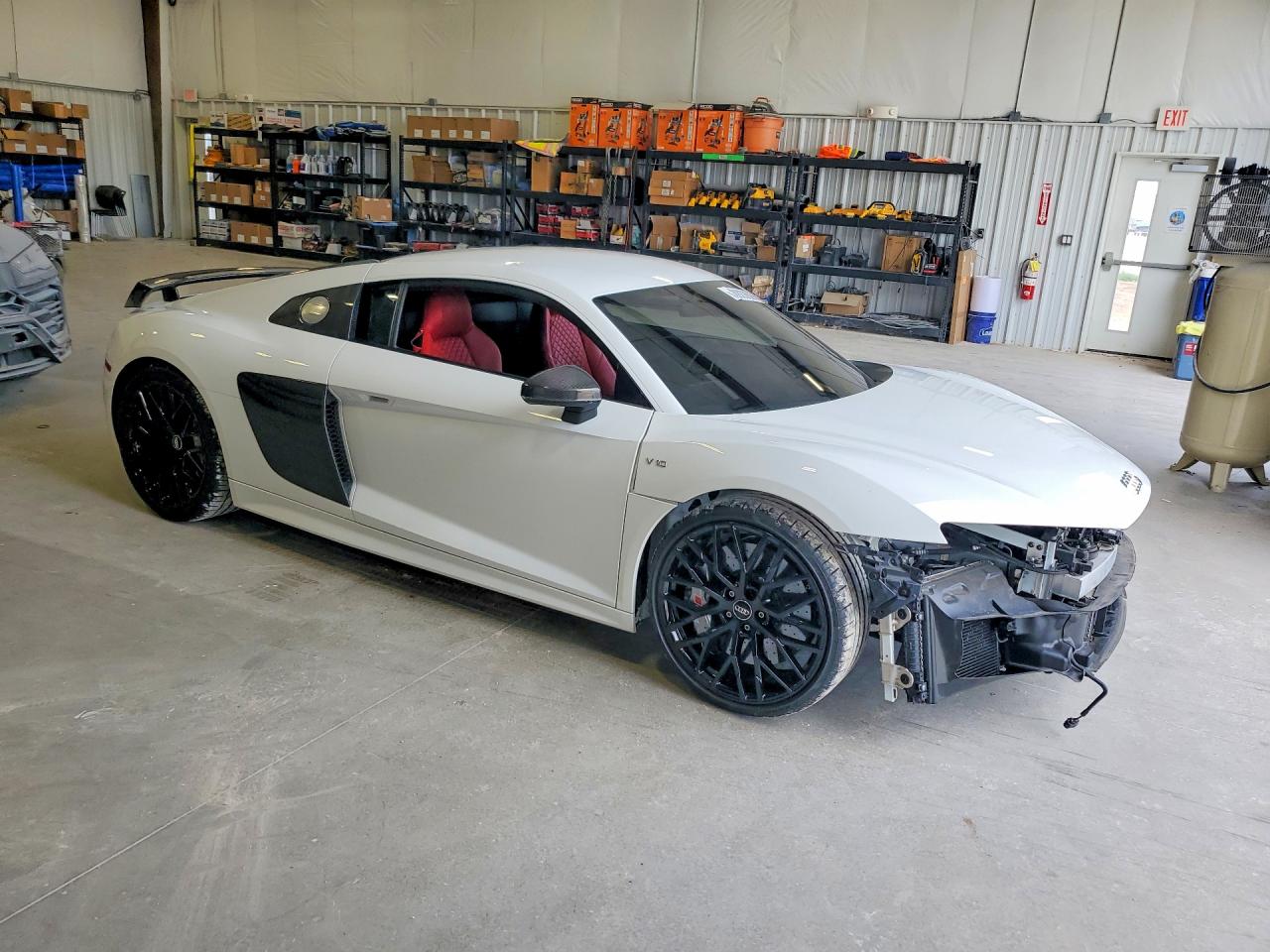 2018 Audi R8 VIN WUAKBAFXXJ7900428 photo 4