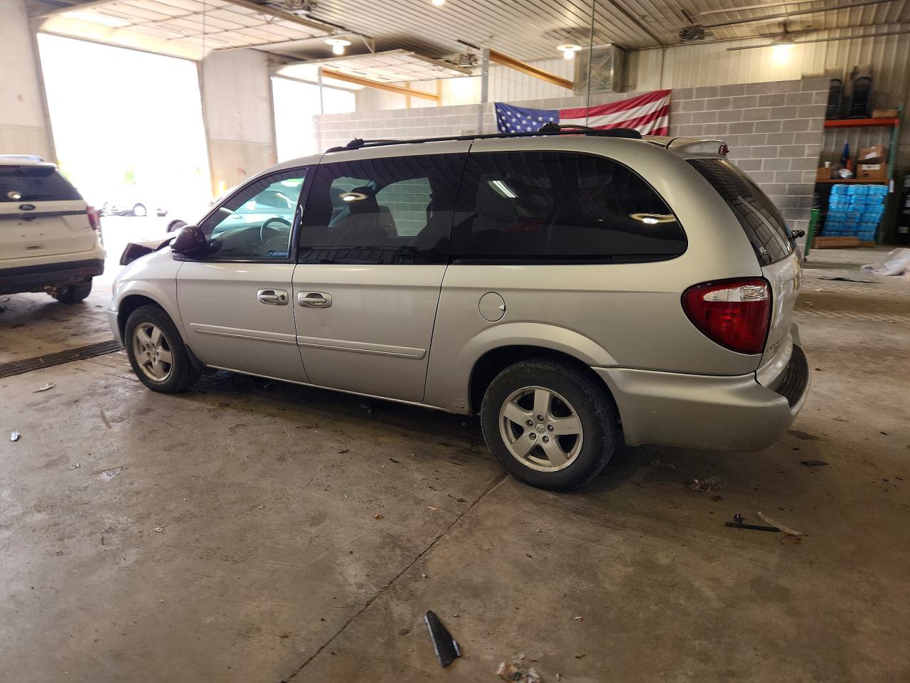 2005 Dodge Caravan VIN 2D4GP44L65R267052 photo 2