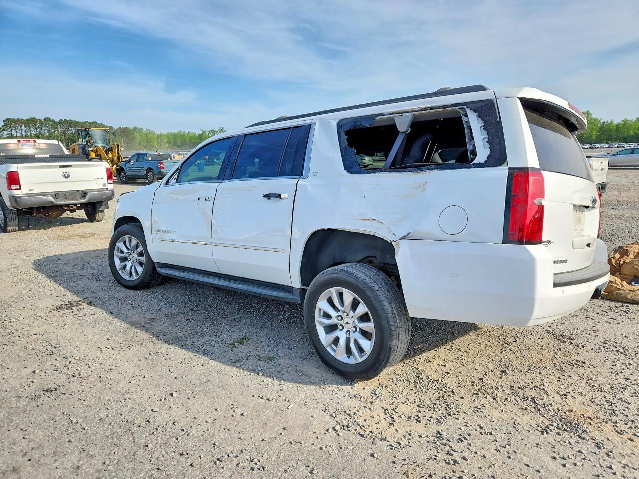 2019 Chevrolet Suburban VIN 1GNSKHKCXKR148090 photo 2