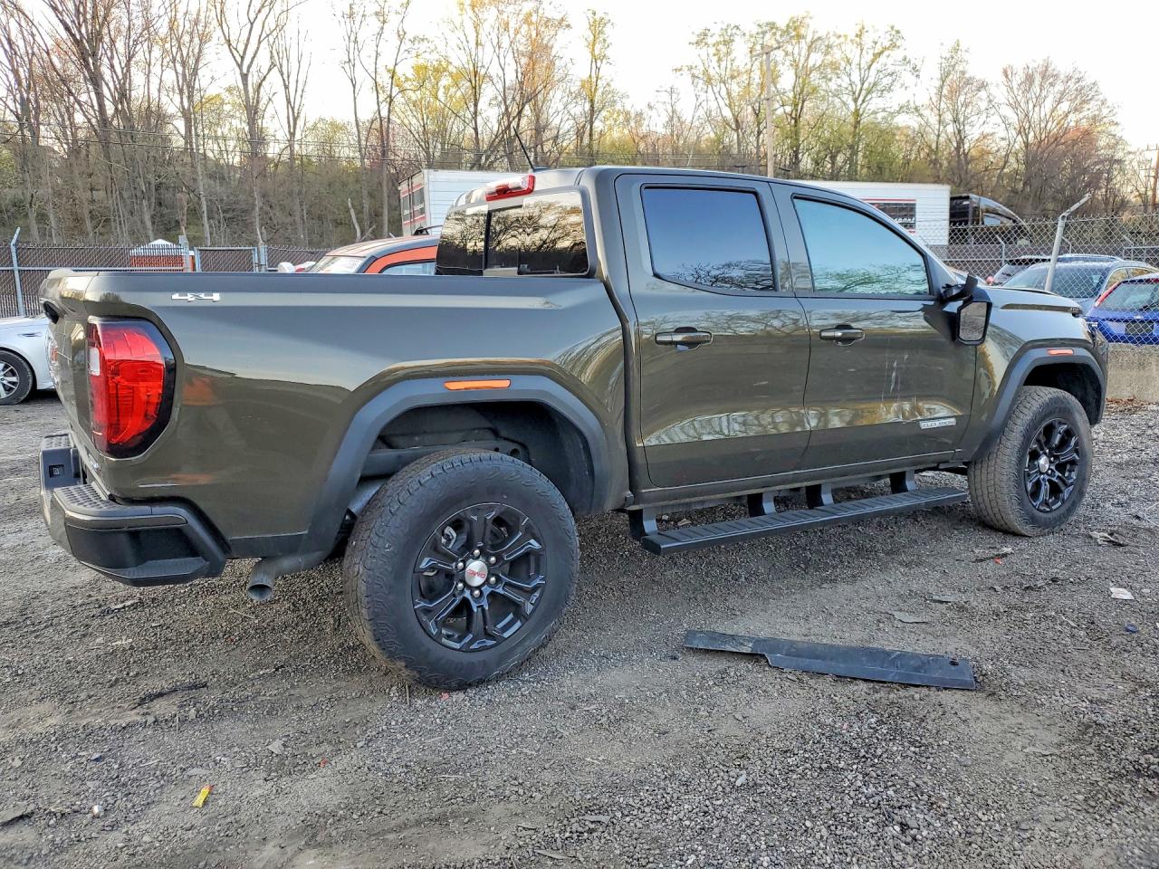 2024 GMC Canyon VIN 1GTP6BEKXR1152068 photo 3