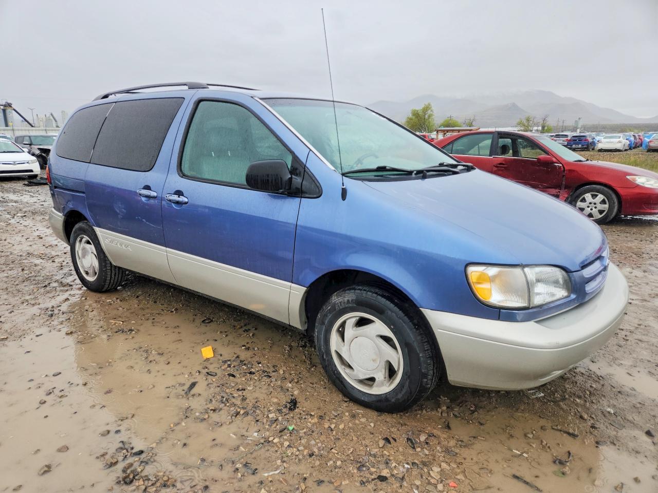 1999 Toyota Sienna VIN 4T3ZF13C6XU163890 photo 4