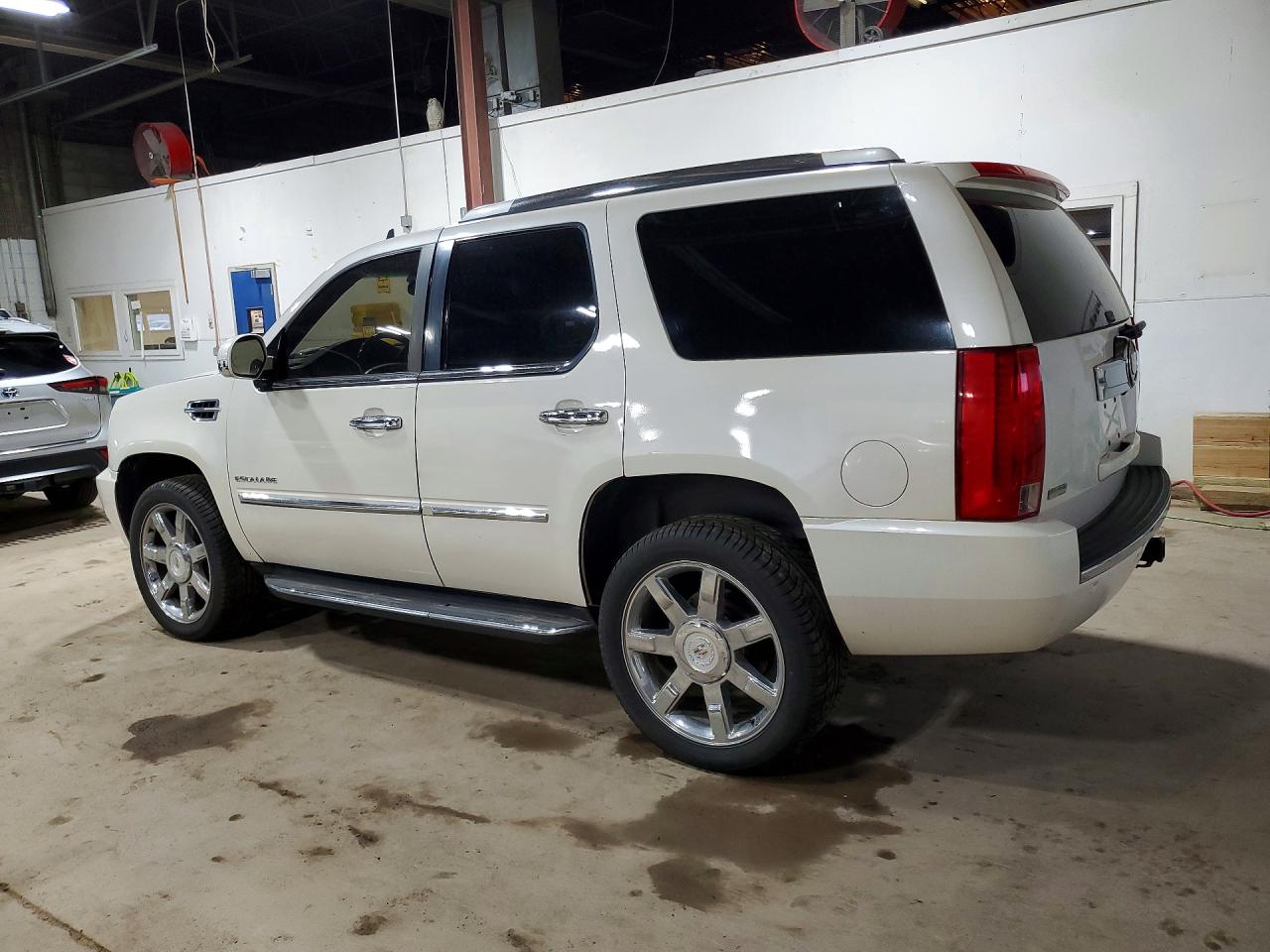 2010 Cadillac Escalade VIN 1GYUKBEF1AR244378 photo 2